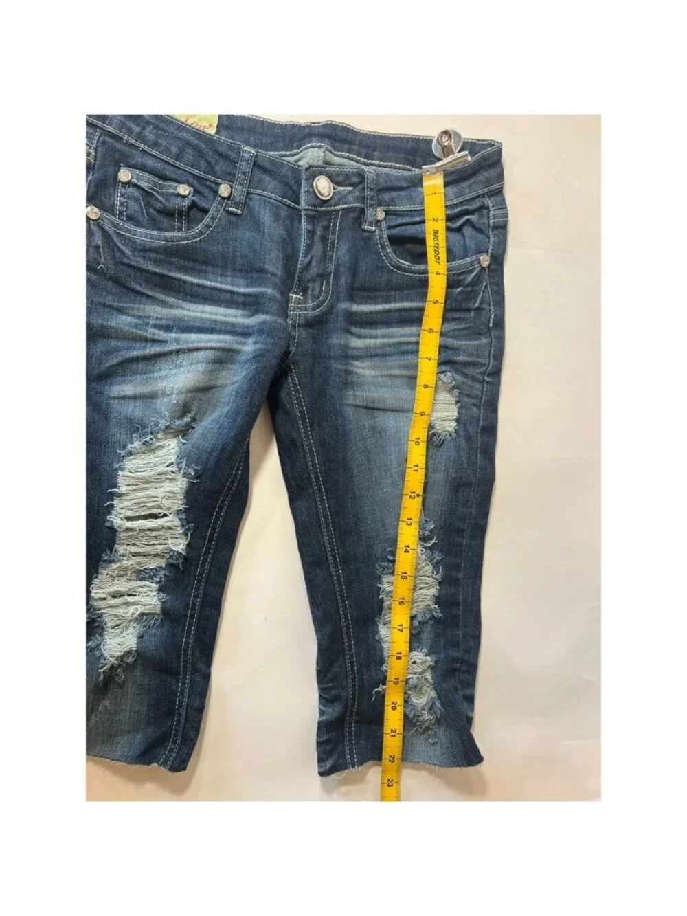 Machine Distressed Denim Capri Jeans Dark Wash Rhinestone Accents Y2K‎ Size 31W